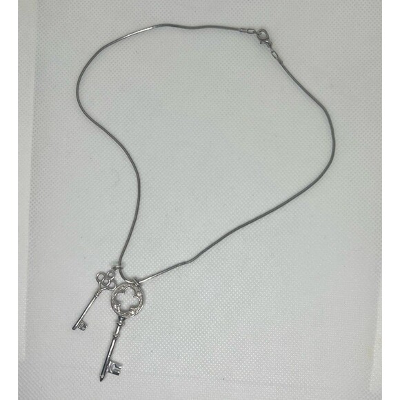 2 keys charm Necklace - Picture 2 of 5